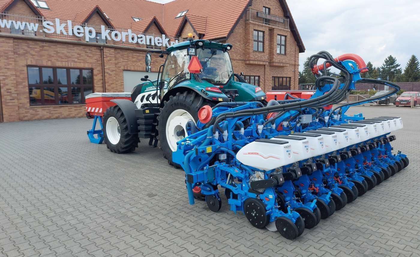 Siewnik 12-rzędowy z podsiewaczem czołowym
