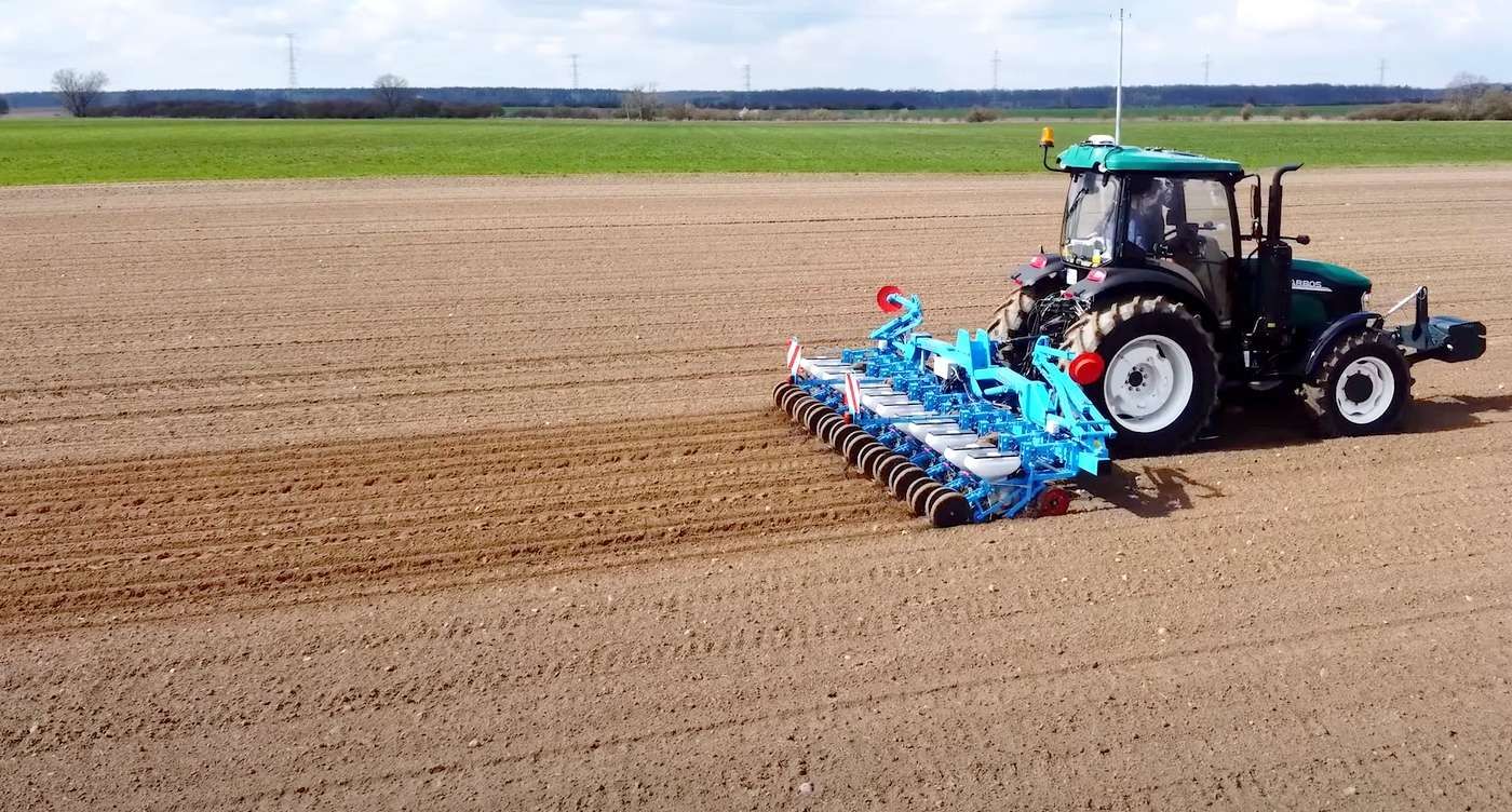 Siewnik punktowy mechaniczny z napędem elektrycznym Monosem MecaV4E z ciągnikiem Arbos