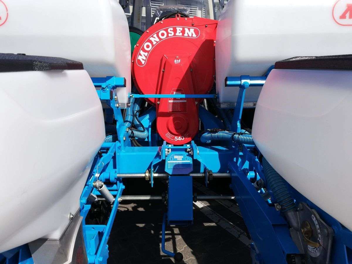 Widok na wprost turbina i przekładnia dystansowa siewnika MONOSEM NG PLUS 4
