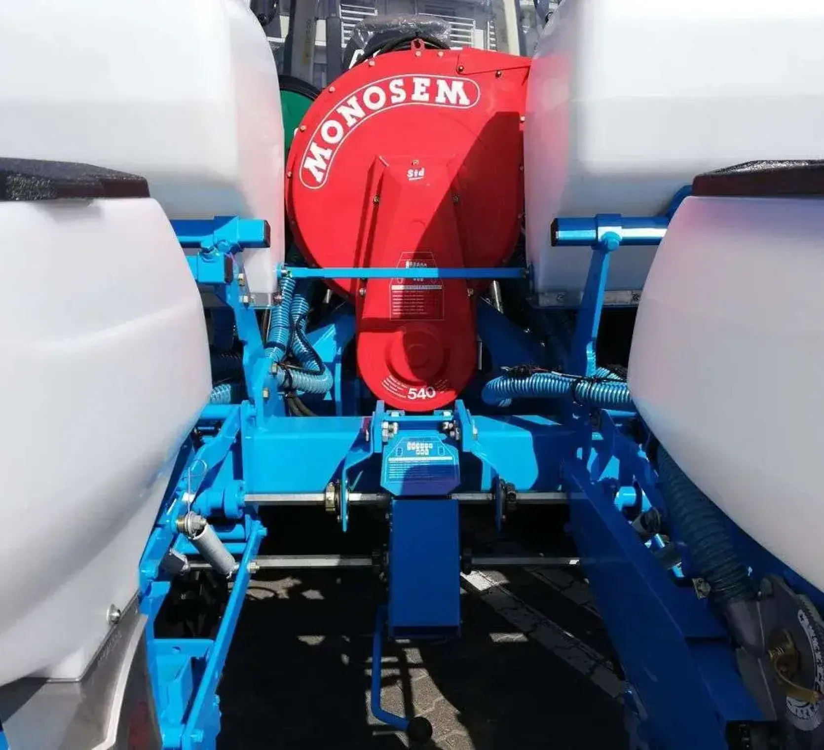 Widok na wprost turbina i przekładnia dystansowa siewnika MONOSEM NG PLUS 4