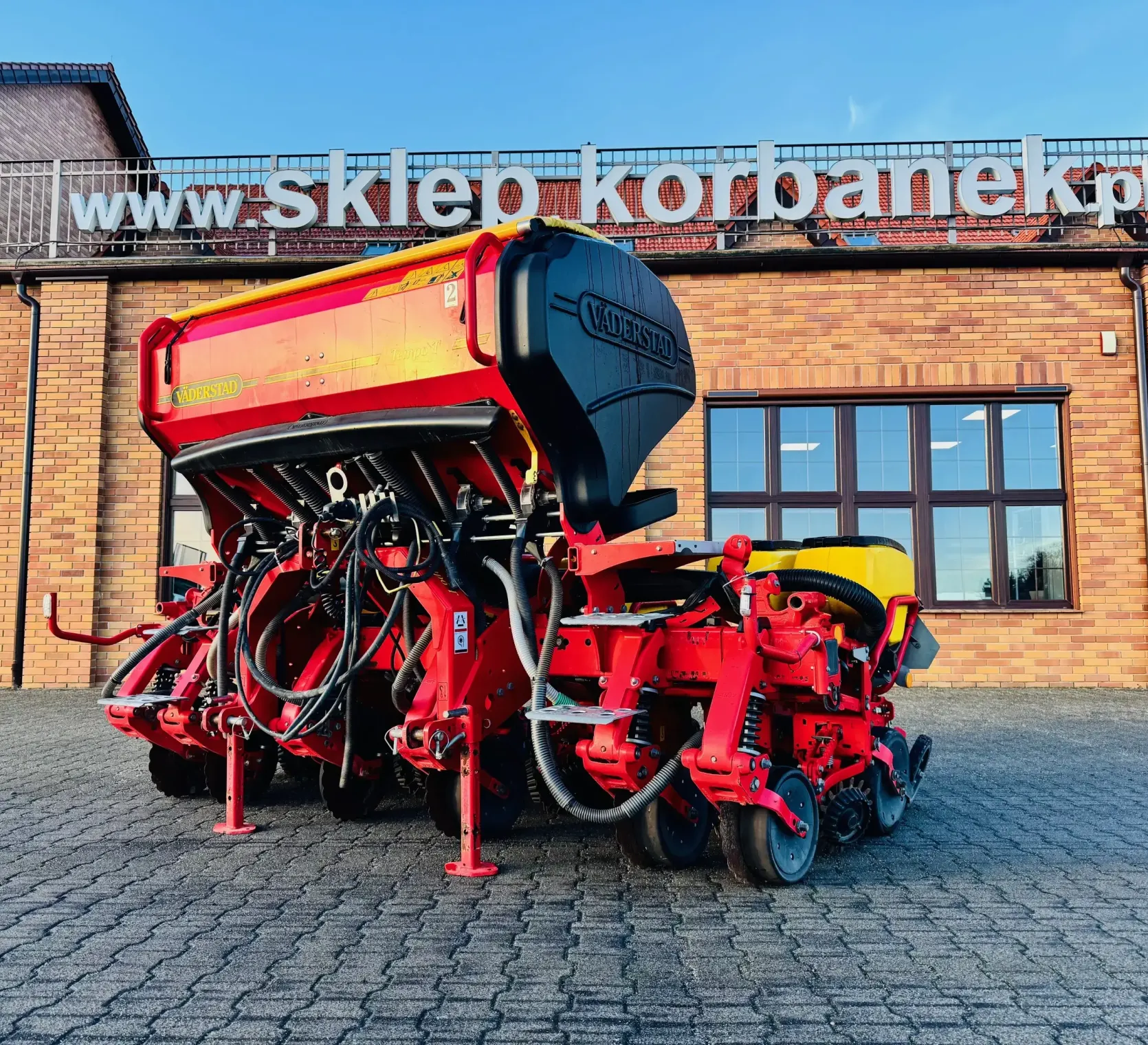 Siewnik-punktowy-vaderstad-6-rzedowy-do-siewu-bezposredniego-plac-firma-korbanek