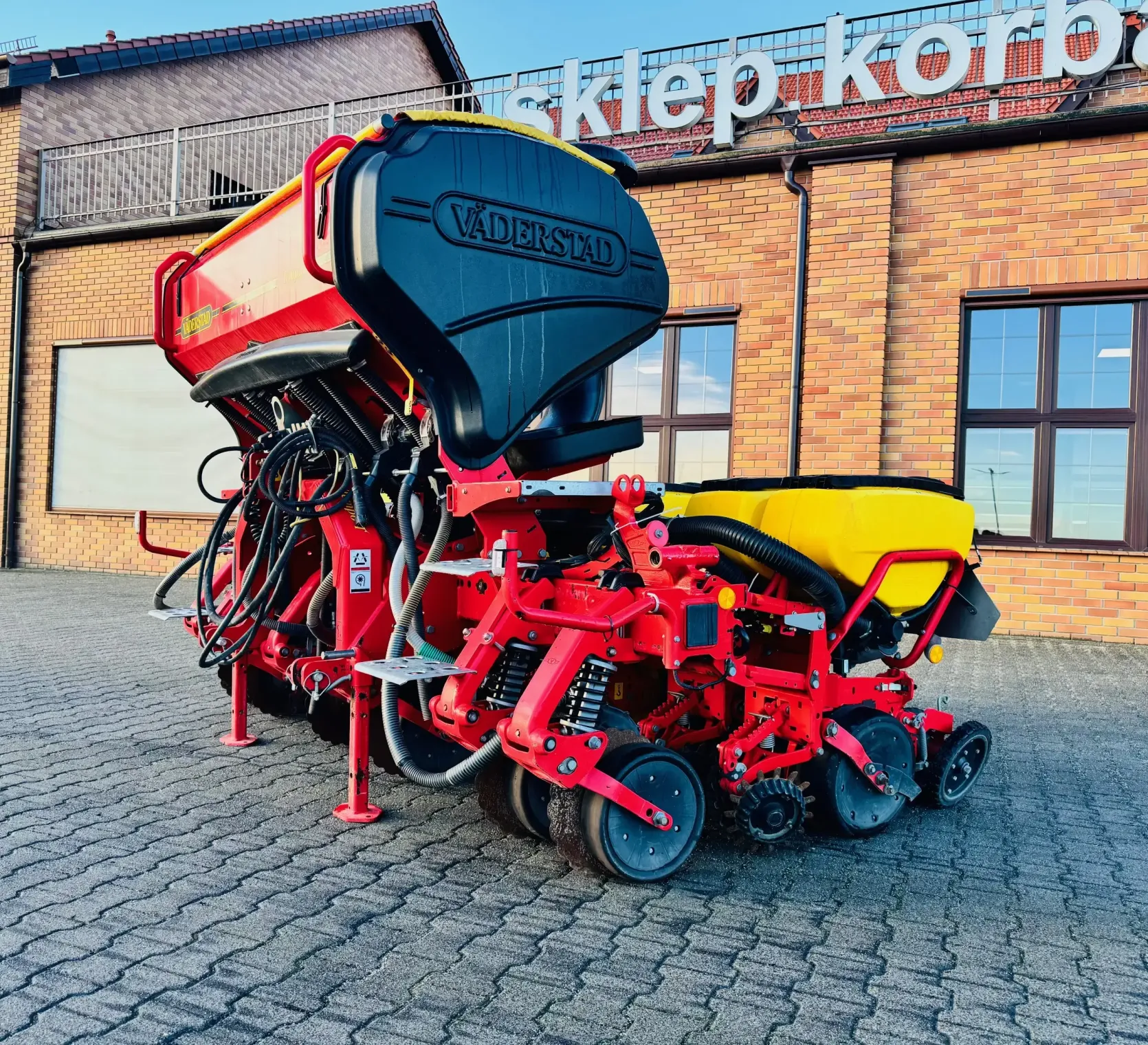 Siewnik-punktowy-vaderstad-6-rzedowy-do-siewu-bezposredniego-plac-firma-korbanek
