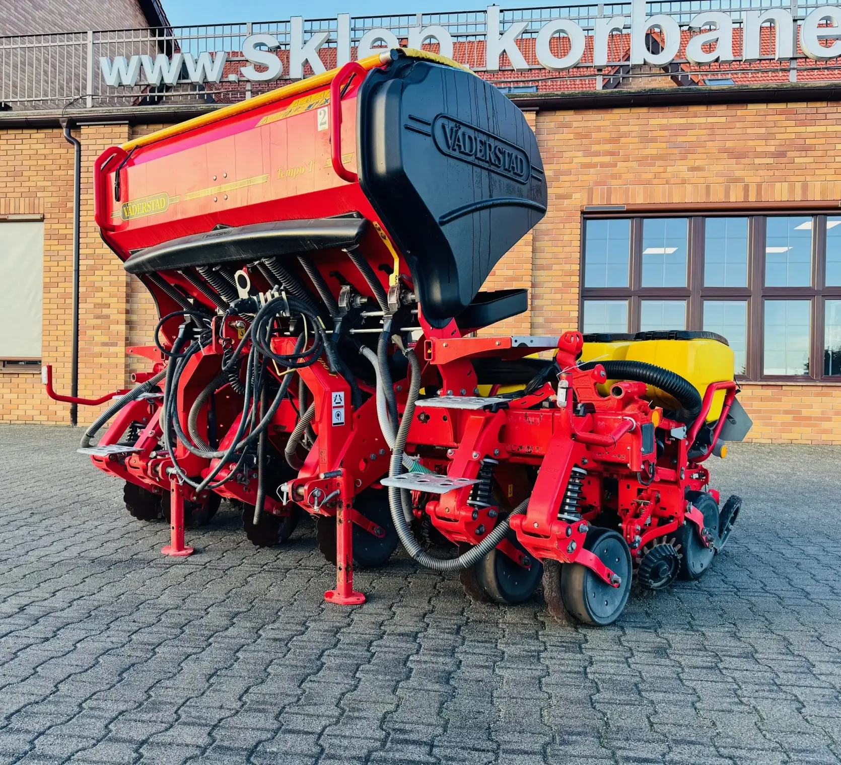 Siewnik-punktowy-vaderstad-6-rzedowy-do-siewu-bezposredniego-plac-firma-korbanek