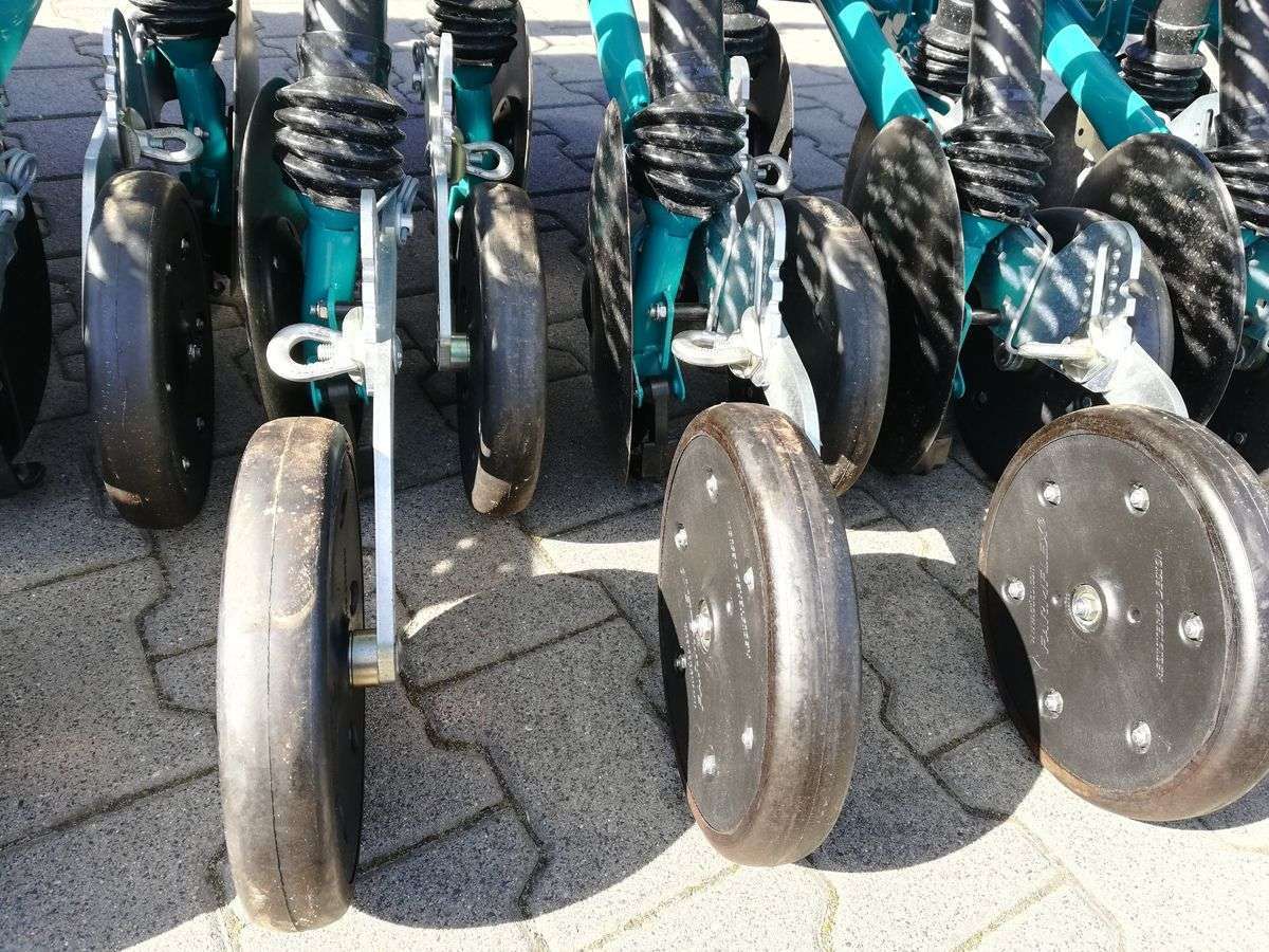 Rolki dociskowe do rzepaku i redlice talerzowe z regulowanym dociskiem