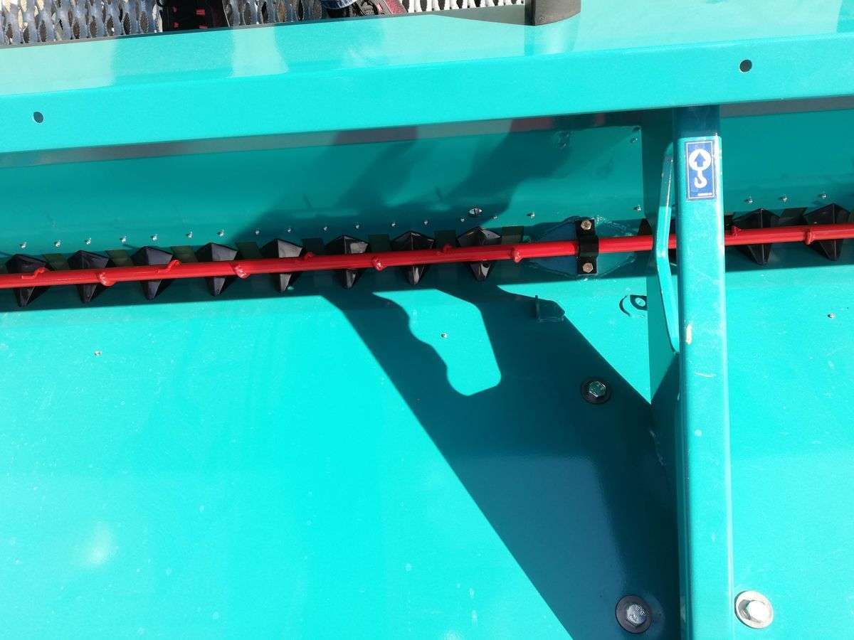 Mieszadło w zbiorniku i przegroda rozdzielająca na ziarno siewnika SULKY Tramline
