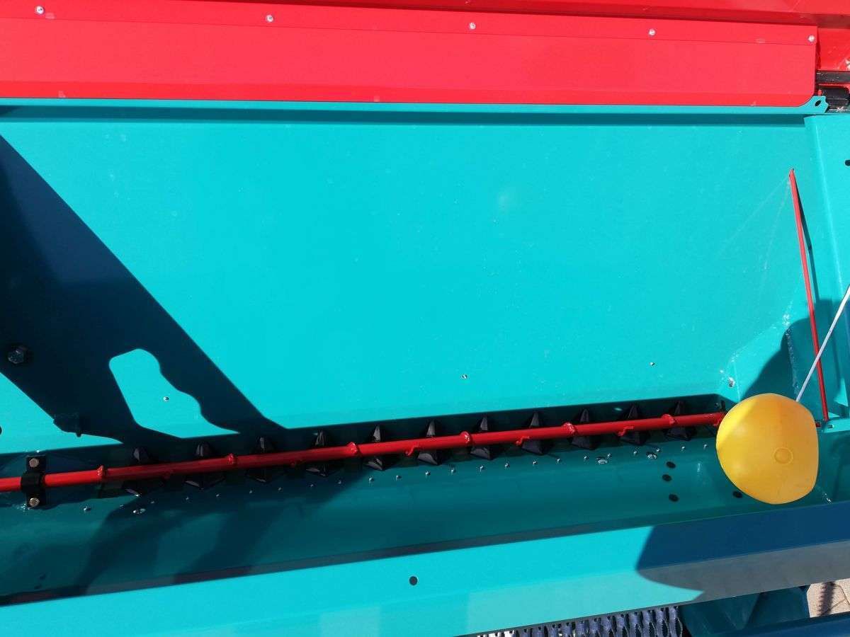 Po prawej żółty pływak do pomiaru poziomu ziarna w zbiorniku