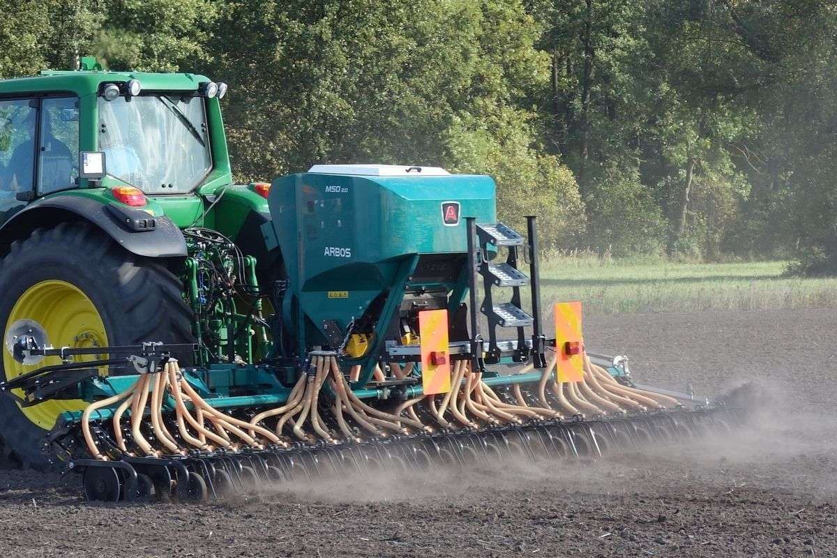 Siewnik Arbos Elektro podczas siewu na polu