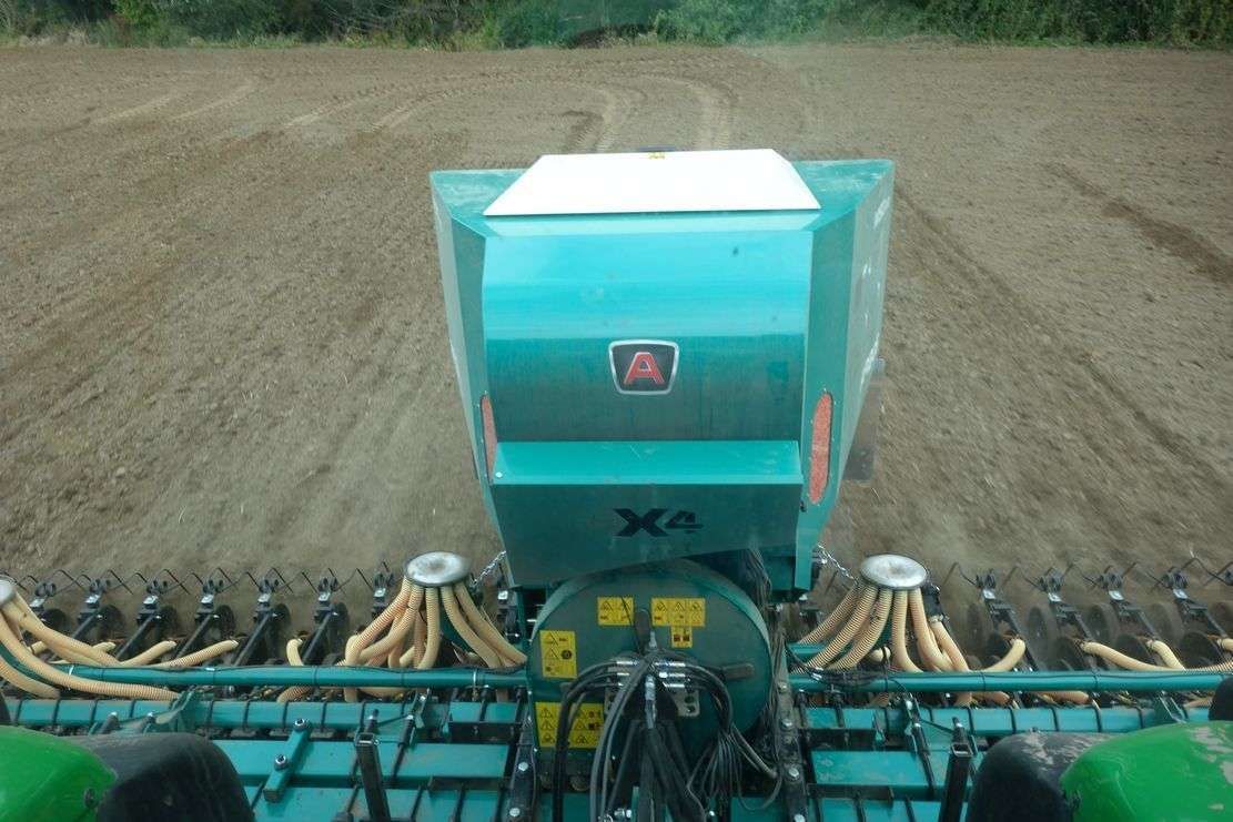 Siewnik Arbos ELEKTRO widok od przodu maszyny podczas pracy