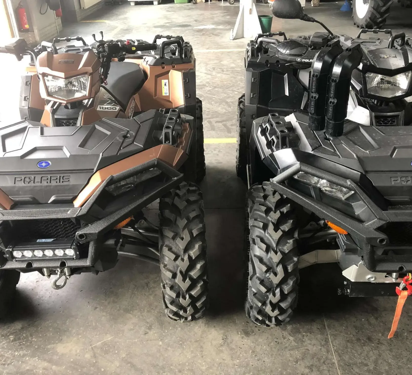 Atv Polaris używany Sportsman XP 1000 quad widok miedzianego i czarnego obok siebie