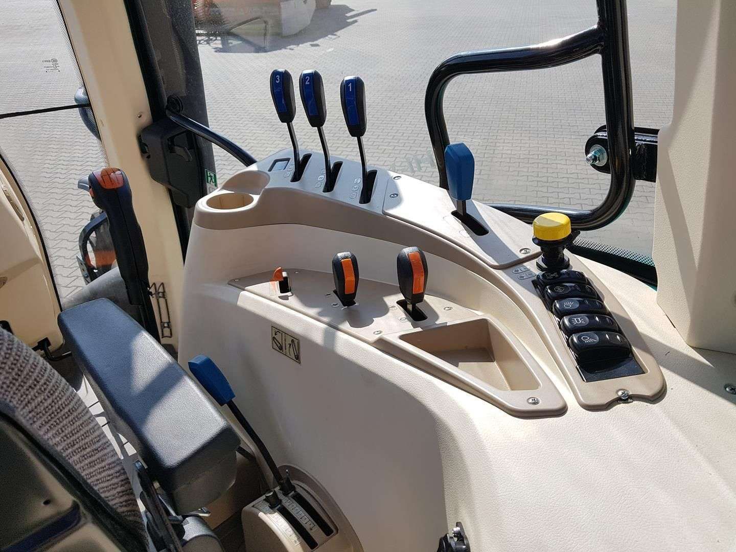 widok na prawy panel sterowania traktor maszyny rolnicze arbos 5115 wom podlokietnik wyjscia hydrauliczne