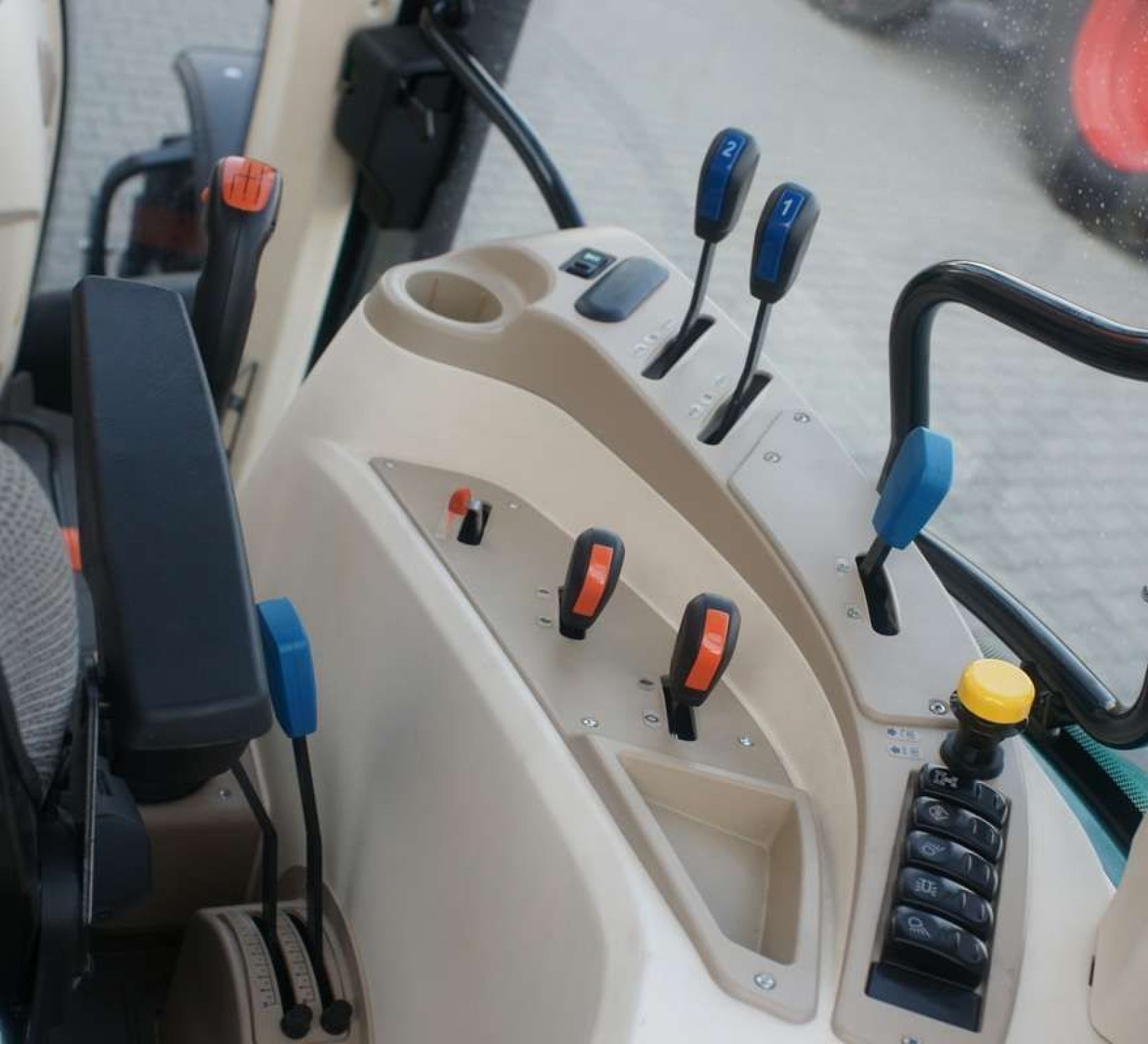 Ciągnik rolniczy Arbos 5115 Sterowanie wyjściami hydraulicznymi 