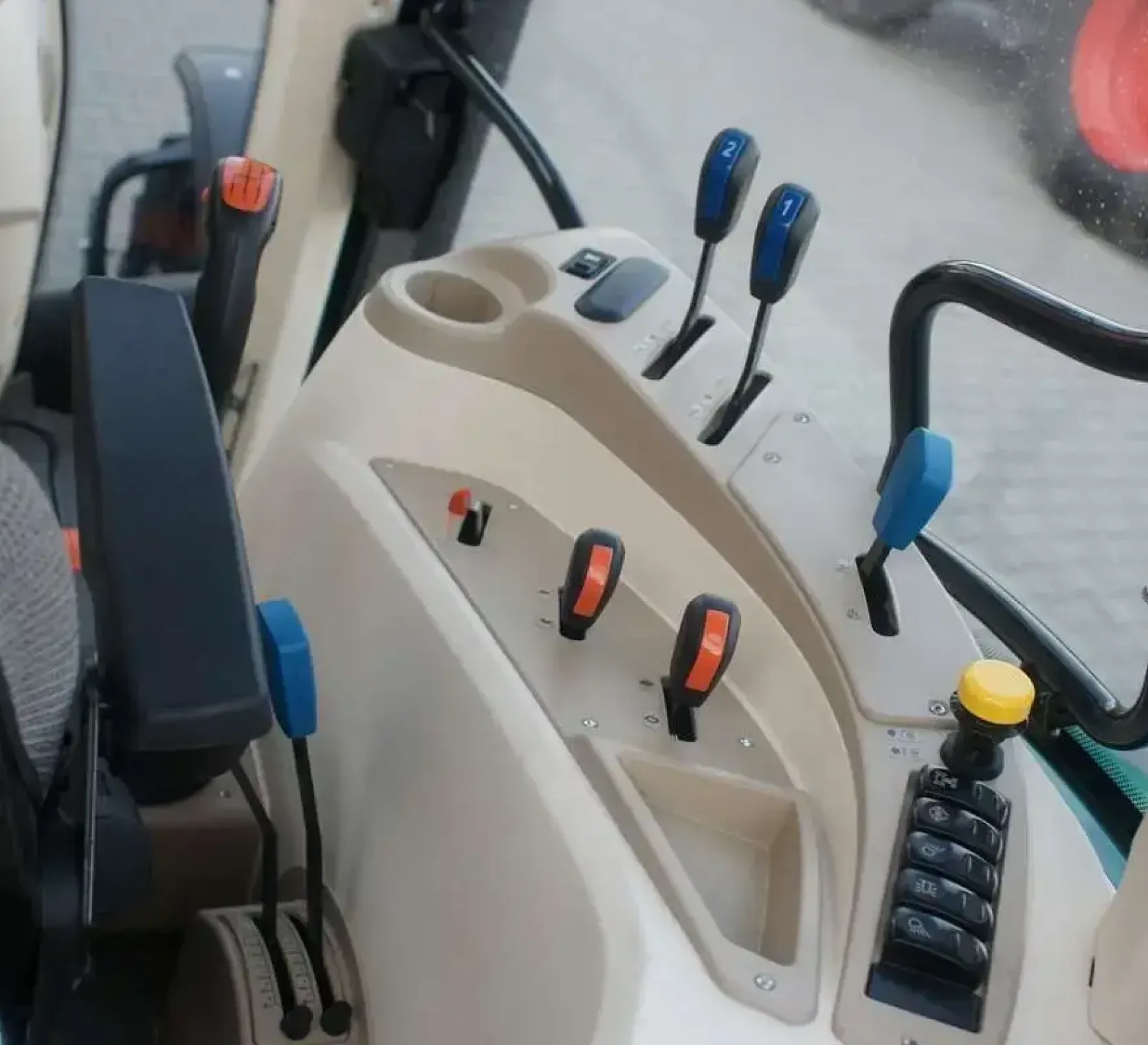 Ciągnik rolniczy Arbos 5115 Sterowanie wyjściami hydraulicznymi 