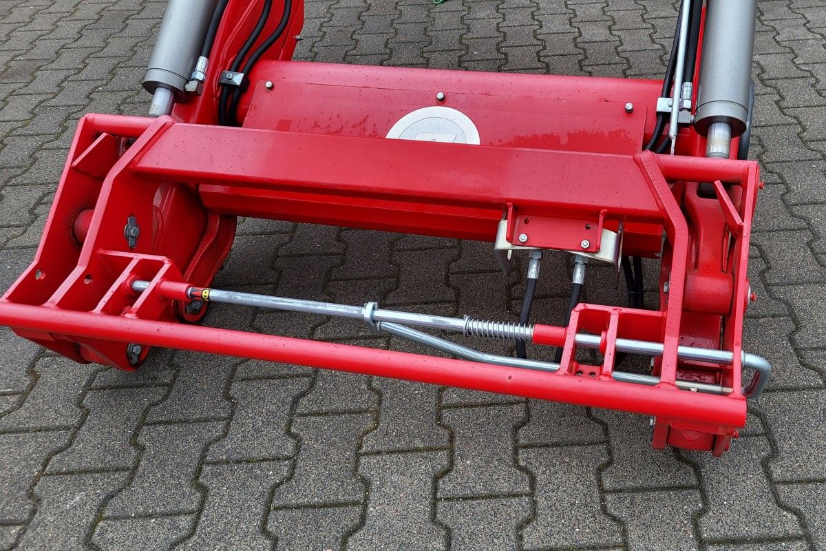 Mechaniczny system automatycznego ryglowania narzędzi w ładowaczu czołowym STOLL ProfiLine FZ 50.1