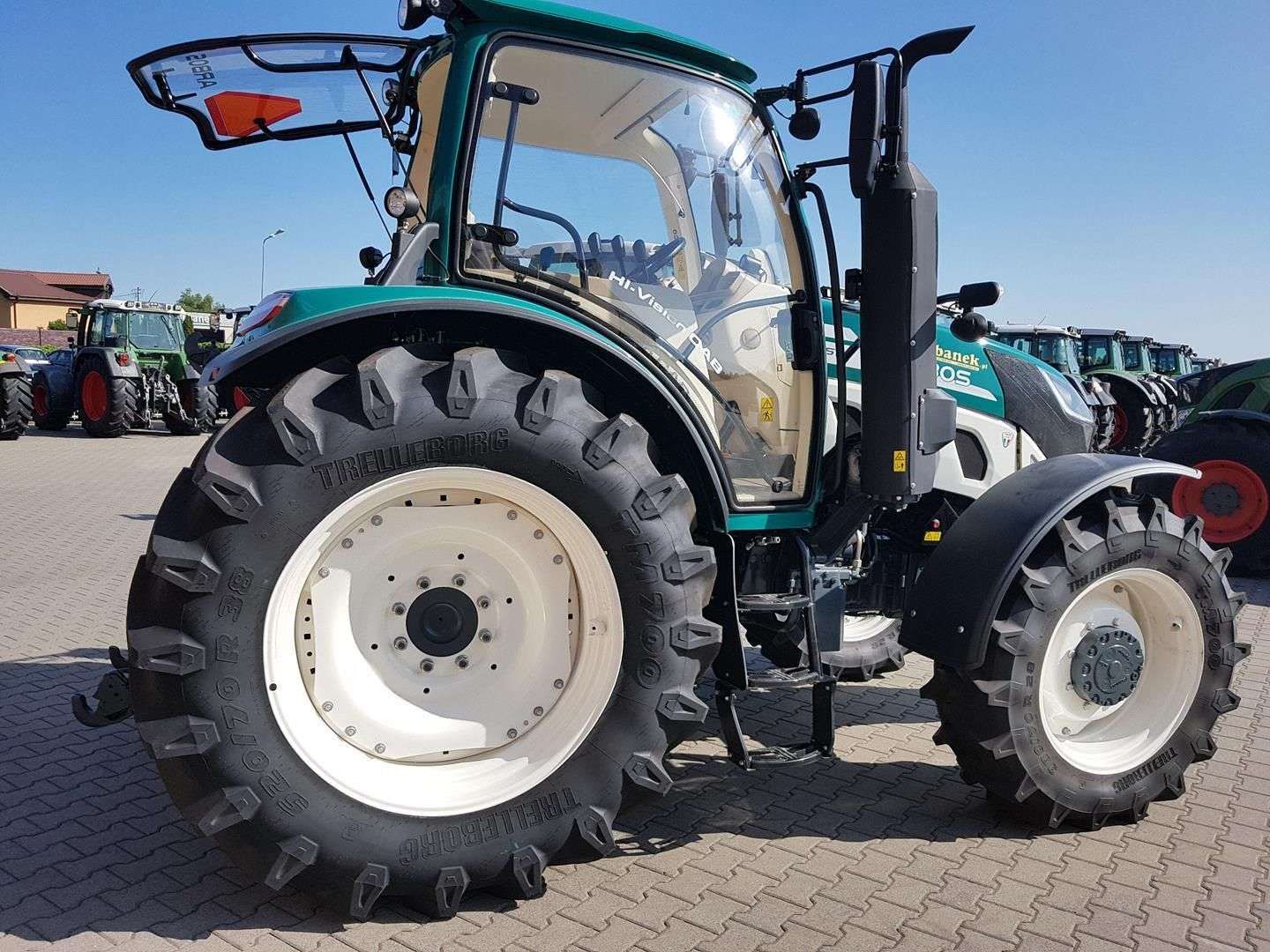 ciagnik 122 konny z otwarta tylna szyba w tle inne maszyny rolnicze