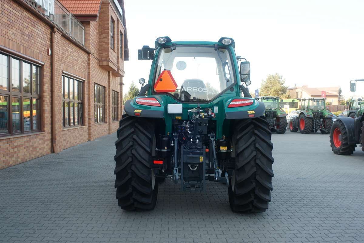 Ciagnik Arbos 5130 pokazany od tylu z zaczepem