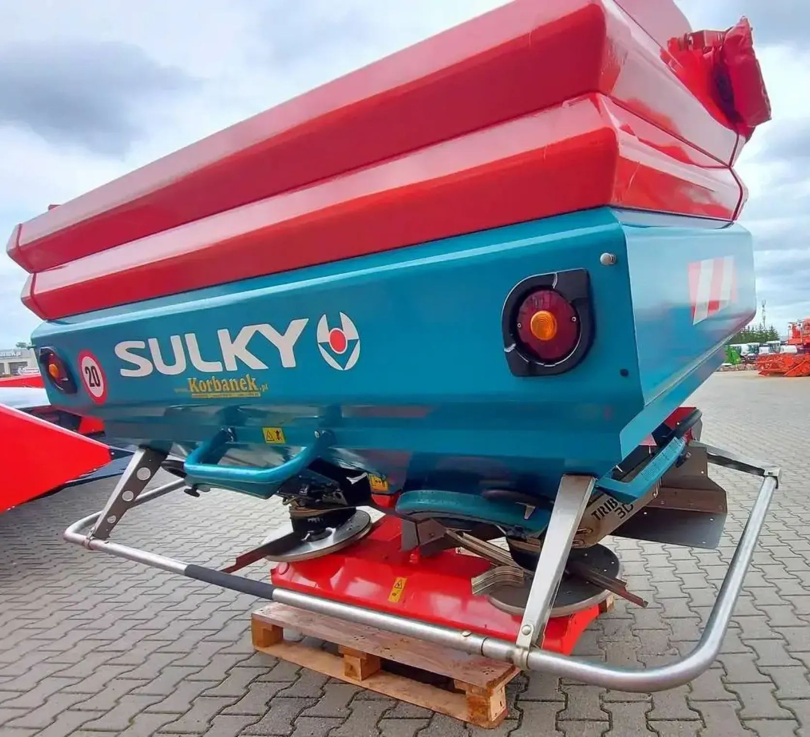 Używany rozsiewacz nawozów 3100 litrów