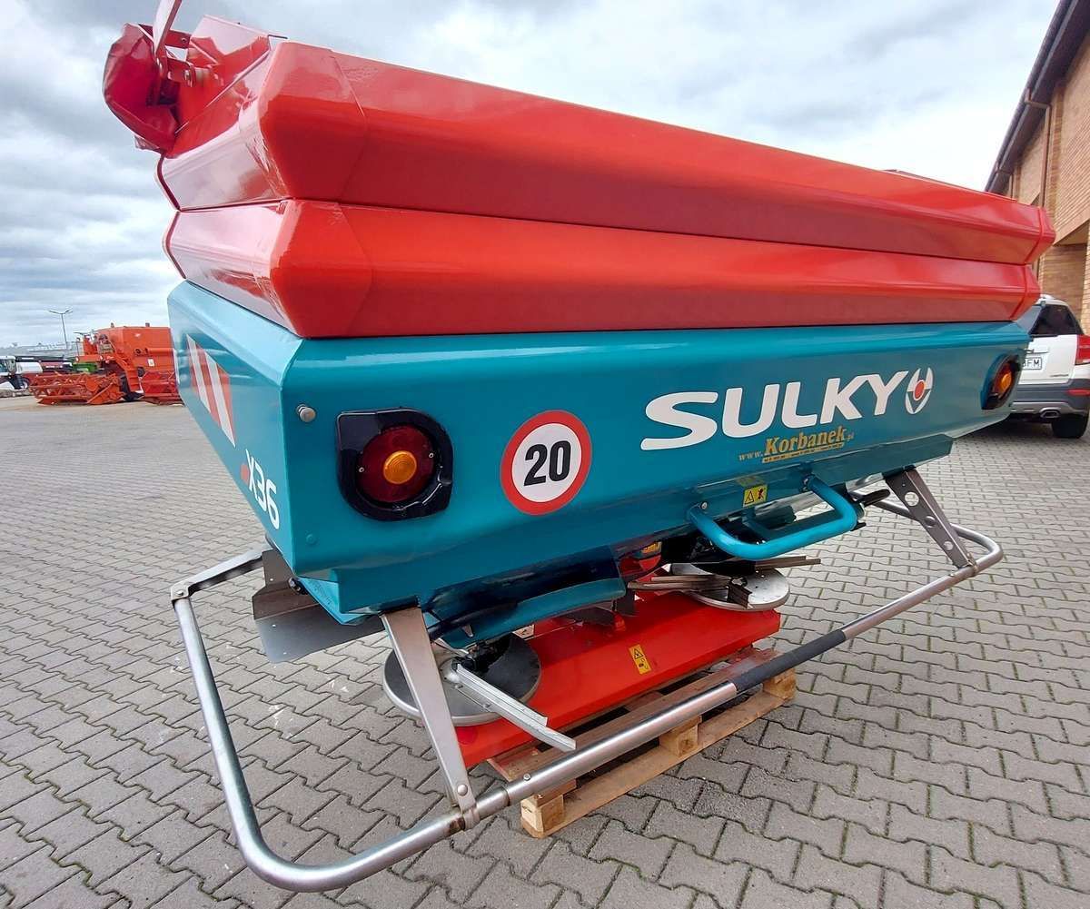 Używany rozsiewacz nawozów 3100 litrów z plandeką
