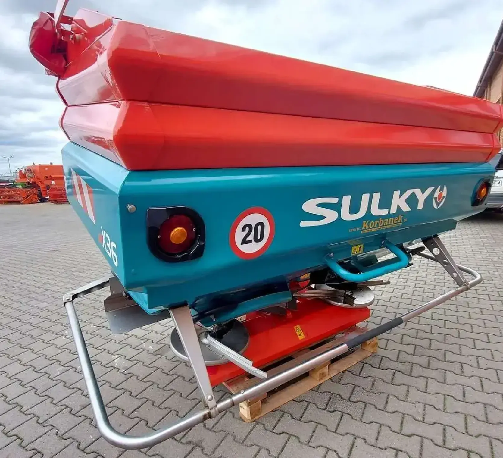 Używany rozsiewacz nawozów 3100 litrów z plandeką