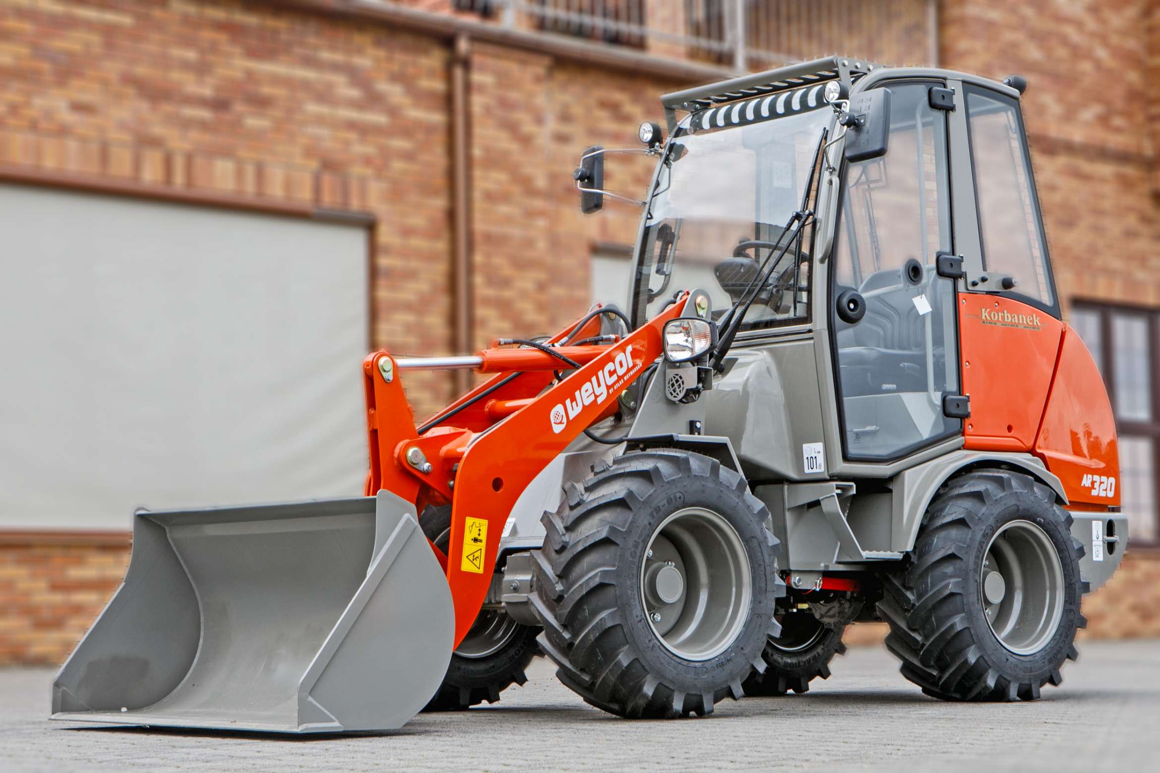 Atlas Weycor AR320 Yanmar ładowarka przegubowa z kabiną bok maszyna łyżka ładowarkowa 