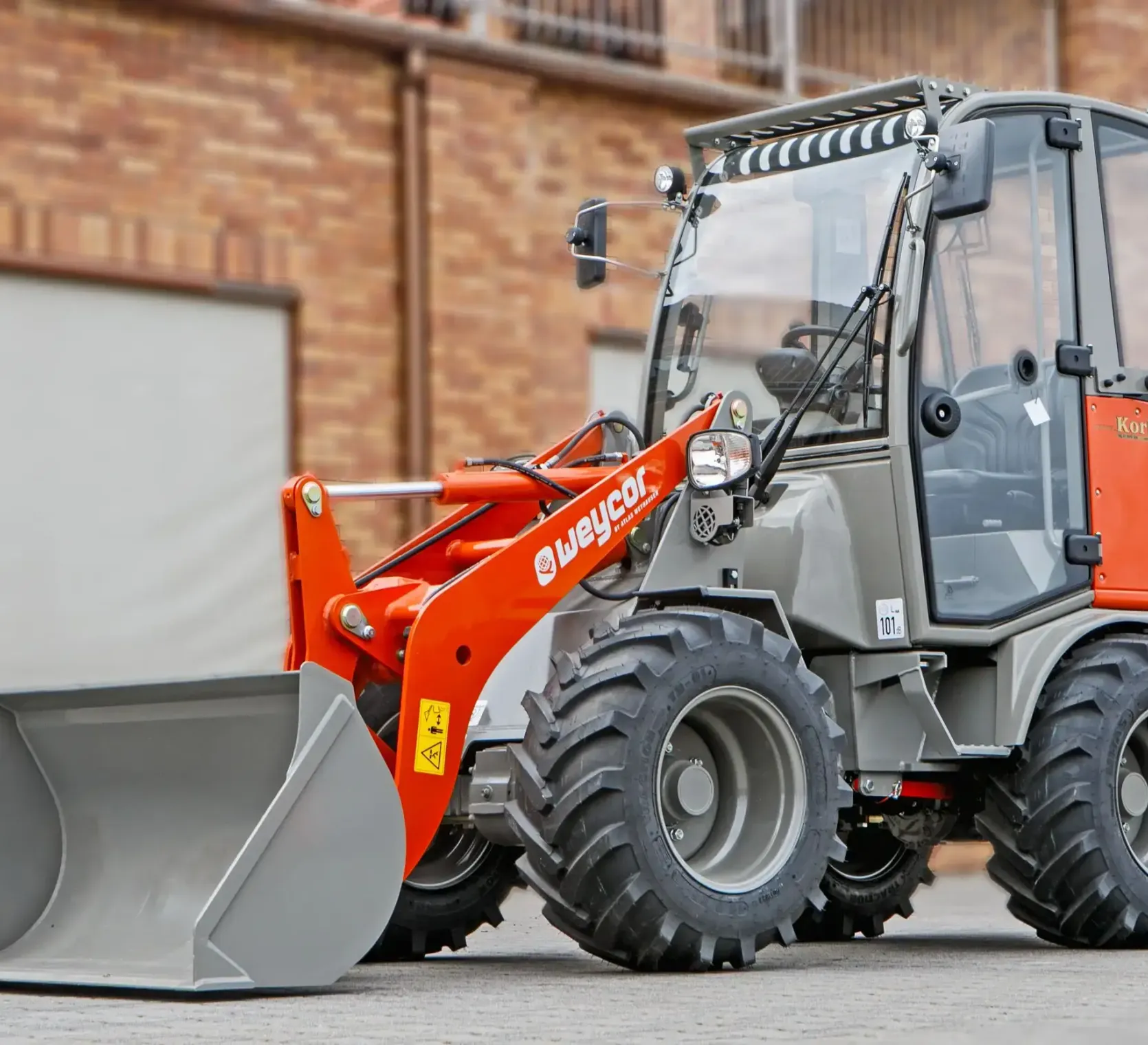 Atlas Weycor AR320 Yanmar ładowarka przegubowa z kabiną bok maszyna łyżka ładowarkowa 