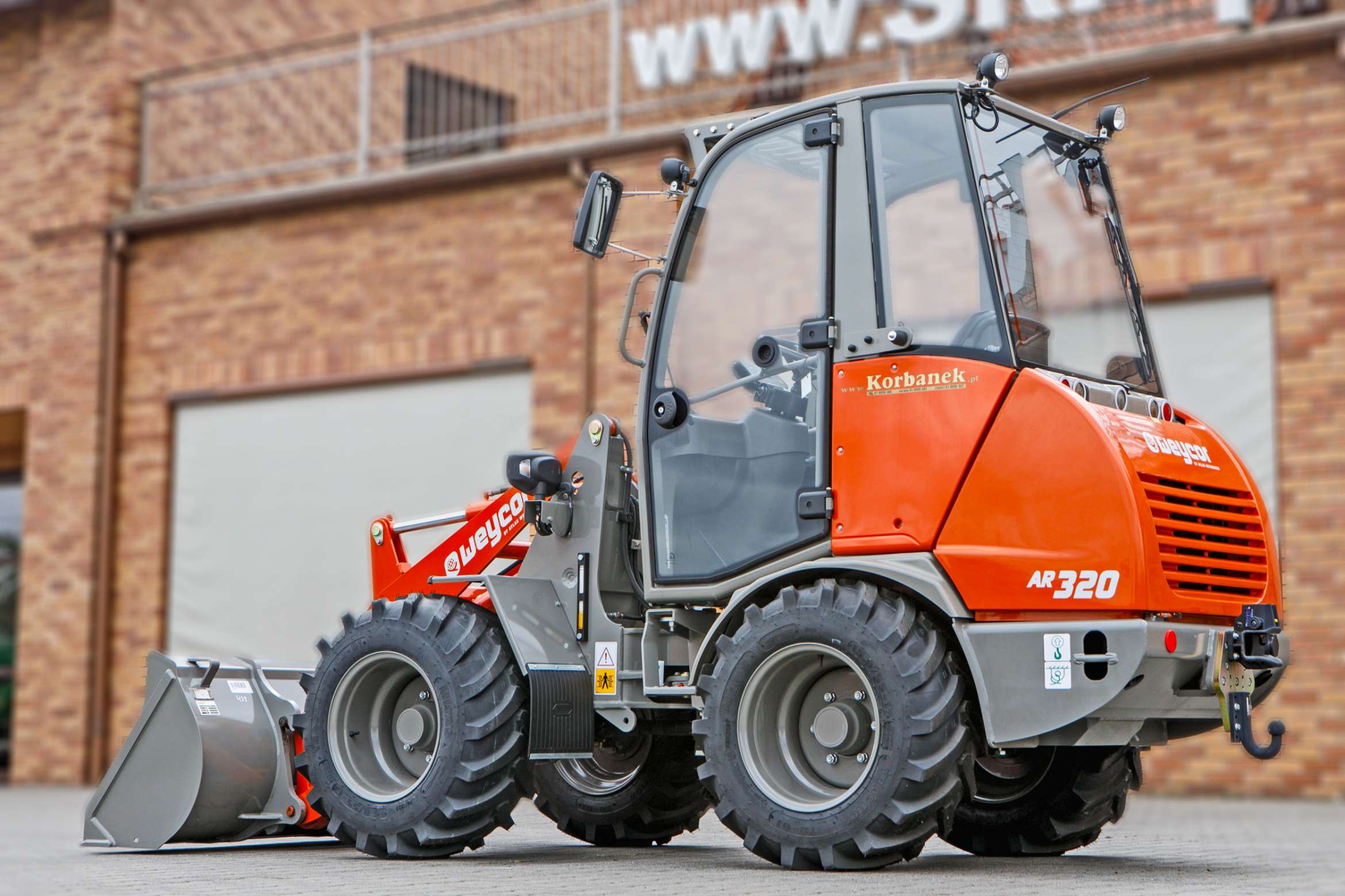 Atlas Weycor AR320 Yanmar ładowarka przegubowa z kabiną bok maszyna łyżka ładowarkowa na ziemi