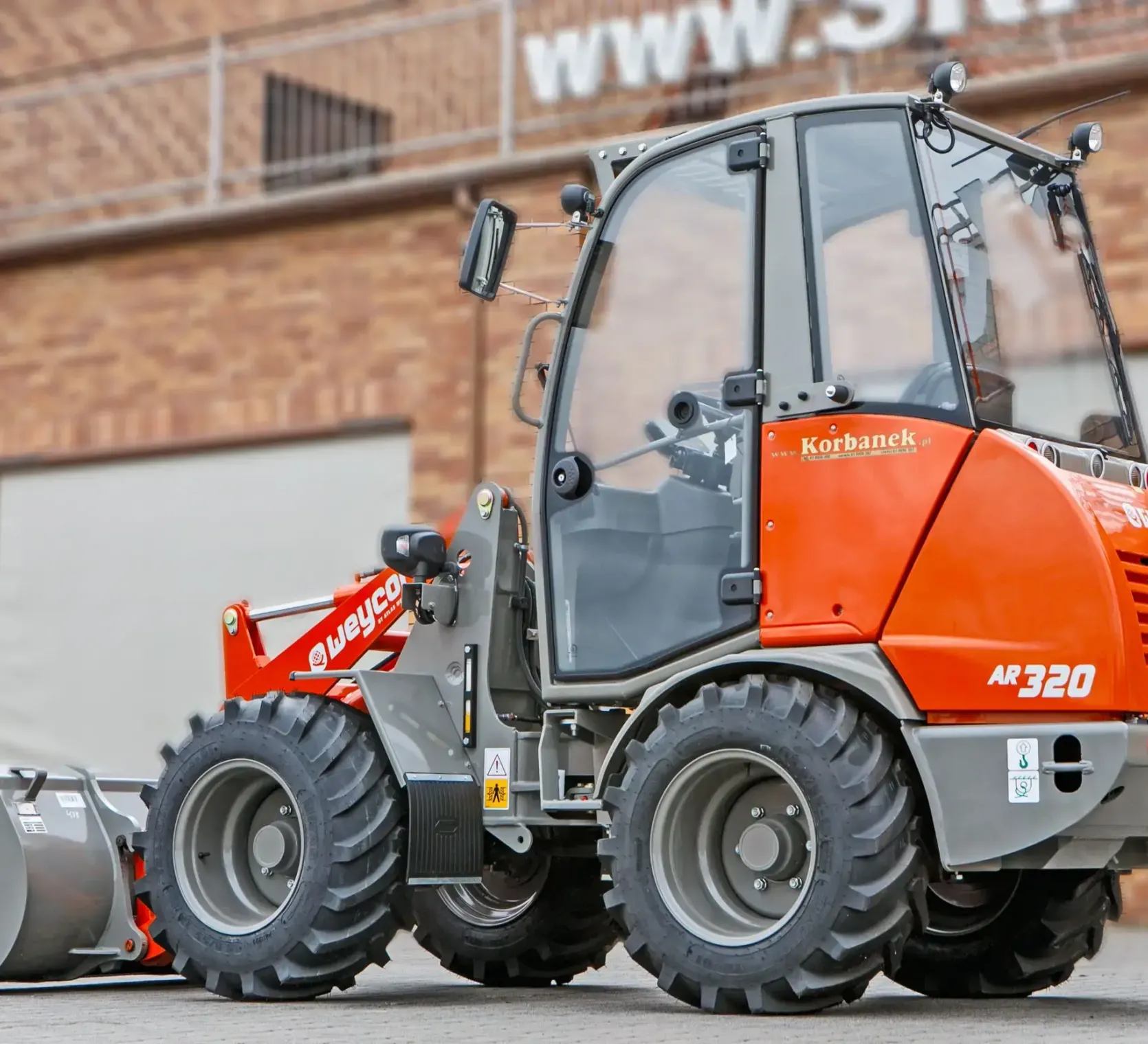 Atlas Weycor AR320 Yanmar ładowarka przegubowa z kabiną bok maszyna łyżka ładowarkowa na ziemi