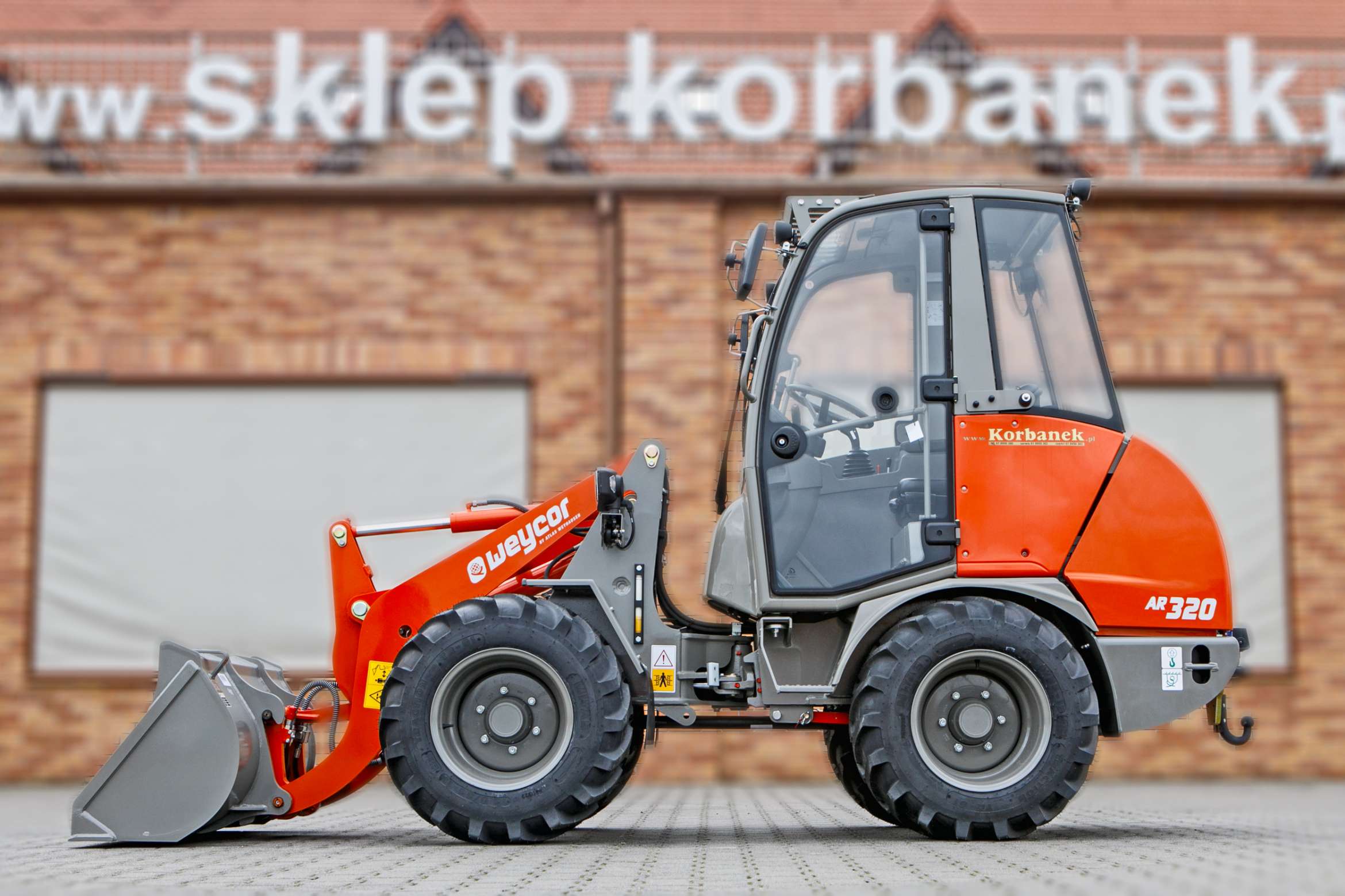 Atlas Weycor AR320 Yanmar ładowarka przegubowa z kabiną bok maszyna łyżka ładowarkowa na ziemi