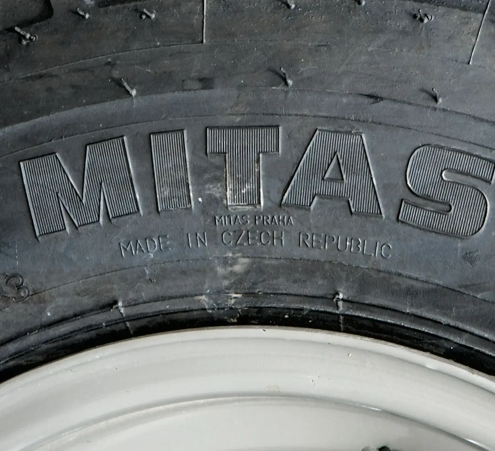 Ładowarka przegubowa Atlas Weycor AR400 koło opona MITAS