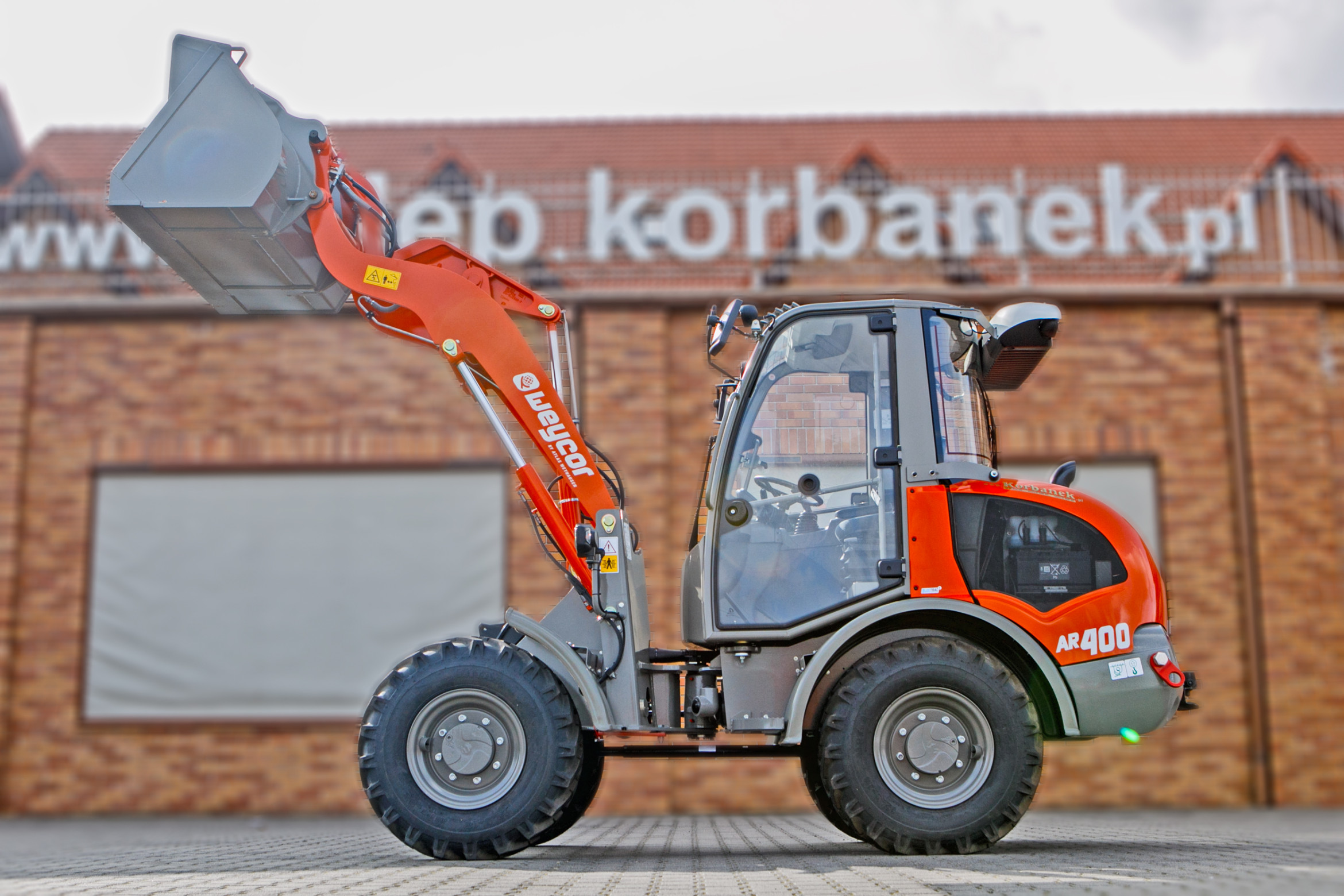 Ładowarka przegubowa Atlas Weycor AR400 Yanmar widok z boku kabina