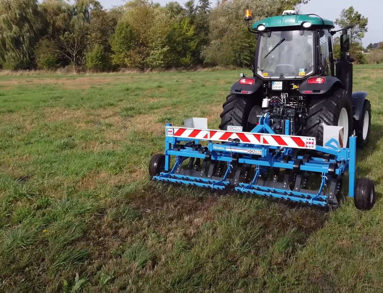 Wyrównanie kopców krecich na łące