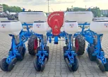 Widok na siewnik od tyłu, sekcje wysiewające