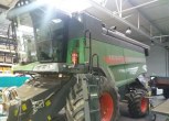 Kombajn Fendt 6275L MCS w hali warsztatowej widok z lewej strony