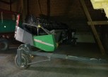 Heder z wózkiem do kombajnu Fendt 6275 L MCS na tle ceglanej ściany