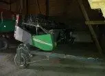 Heder z wózkiem do kombajnu Fendt 6275 L MCS na tle ceglanej ściany
