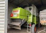 Używany kombajn Claas Dominator 150 widok z tyły zdjęcie pod wiatą