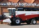Kombajn Acros 595 + stojący na tle sklepu Korbanek.