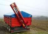 używana przyczepa tandem 10 ton rok produkcji 2013 czerwona z niebieską plandeką