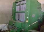 Widok z boku i z przodu prasy zwijającej John Deere 550.
