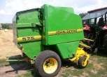 Prasa zwijająca John Deere 575 ujęcie z boku ciągnik Massey Ferguson korbanek.pl