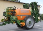 Używany Opryskiwacz Amazone UG3000 Nova, rocznik 2005 na tle budynku