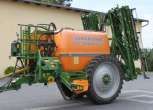 Używany Opryskiwacz Amazone UG3000 Nova, rocznik 2005 na tle budynku