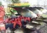 Przygotowany do sprzedaży używany pług Kuhn Multimaster zaprezentowany w gospodarstwie