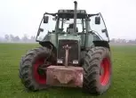Używany traktor rolniczy Fendt 824 Favorit widok na przód zadbanego ciągnika 