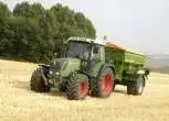 Ciągnikr rolniczy Fendt 312 Vario z 2011 podczas pracy z przyczepą rolniczą 