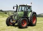 Stojący na łące używany traktor rolniczy Fednt 412 Vario 