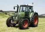 Stojący na łące używany traktor rolniczy Fednt 412 Vario 