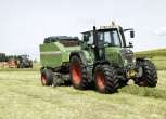 Niemiecki ciągnik rolniczy Fendt model 415 Vario pracujący na polu z prasą Fendt 