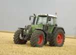 Stojący na ściernisku używany ciagnik rolniczy Fendt 820 Vario 205 KM