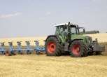 Używany  z 2011 roku ciągnik rolniczy Fendt 820 Vario podczas pracy z pługiem Lemken