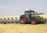 Używany  z 2011 roku ciągnik rolniczy Fendt 820 Vario podczas pracy z pługiem Lemken